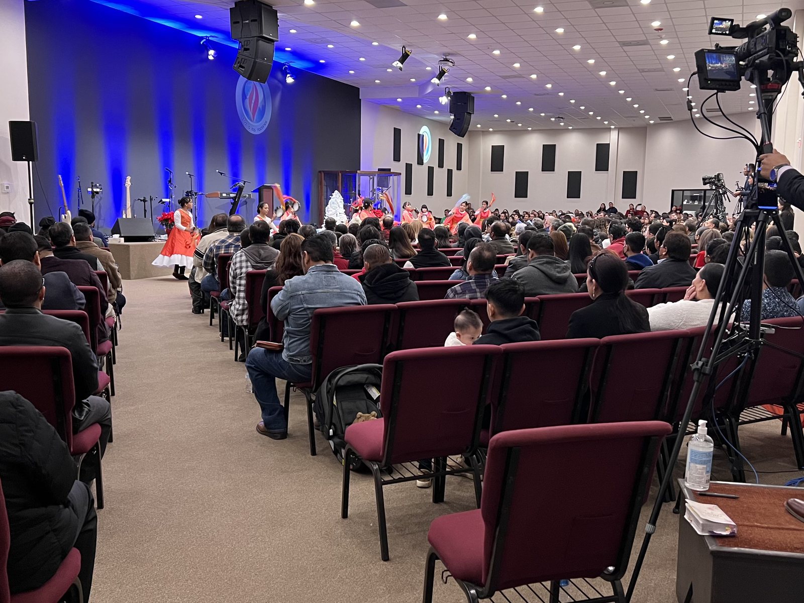 Congregación Luz a las Naciones en adoración